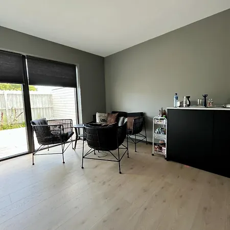 Three Bedrooms With Shared Kitchen And Bathroom Two *